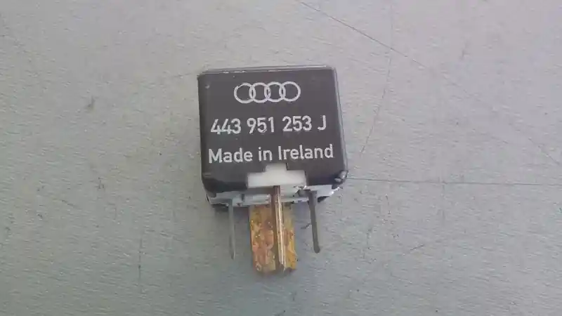 Ne maradj le AUDI A4 94-98 Relé bontott alkatrész