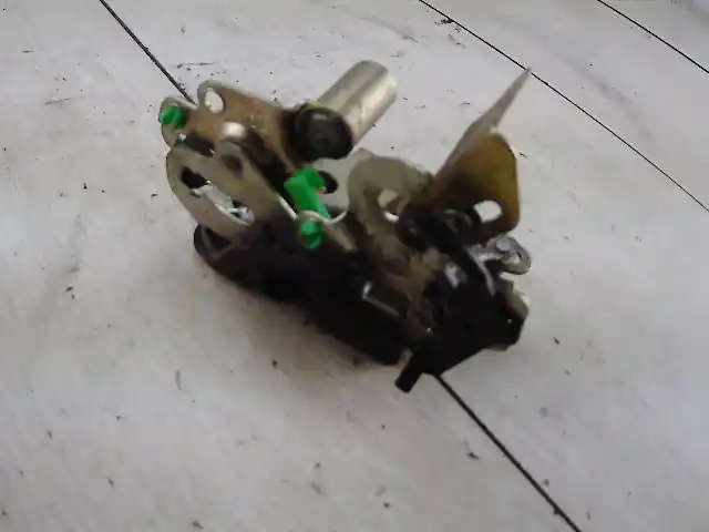 Akciós ár SUZUKI SWIFT 96-05 Bal hátsó ajtó zárszerkezet mechanikus bontott alkatrész