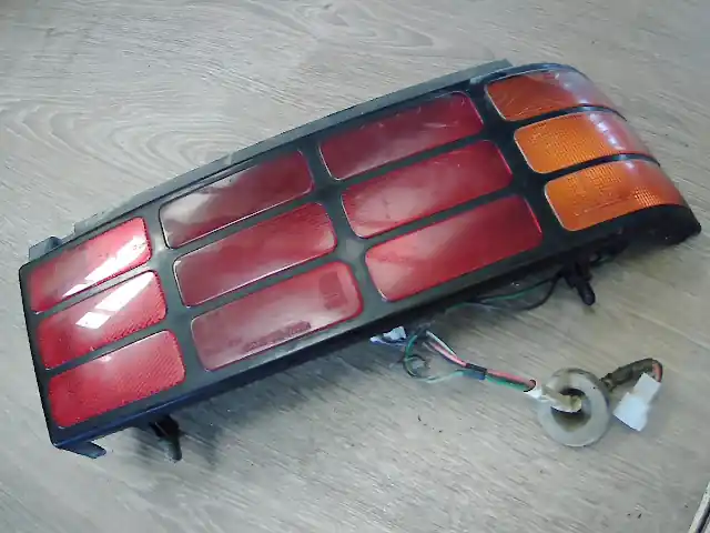 SUZUKI SWIFT 89-96 Bal hátsó lámpa bontott alkatrész Biztonságos fizetés