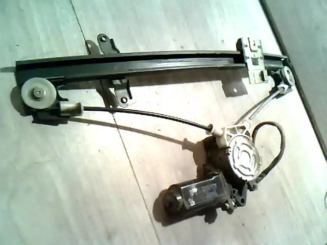 SUZUKI SWIFT 96-05 Bal hátsó ablakemelő szerkezet elektromos bontott alkatrész Népszerű