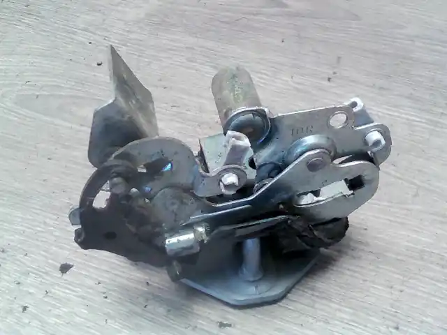 SUZUKI SWIFT 96-05 Jobb hátsó ajtó zárszerkezet mechanikus bontott alkatrész Olcsó